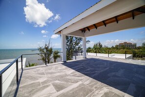 Villa - Villa Armoniosa Ocean View 2BR w Beachfront Pool - Upper Level (Placencia)