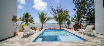 Villa Armoniosa Ocean View 2BR w Beachfront Pool - Upper Level