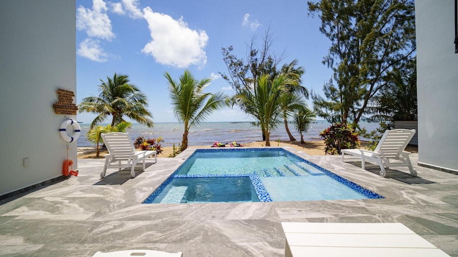 Villa Armoniosa Ocean View 2BR w Beachfront Pool - Upper Level