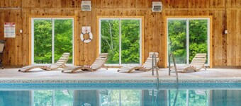 Paradise Pocono - Indoor Pool Poconos Retreat with Arcade Sleeps 16