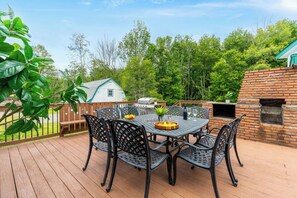 Outdoor dining - Paradise Pocono - Indoor Pool Poconos Retreat with Arcade Sleeps 16 (Lake Ariel)