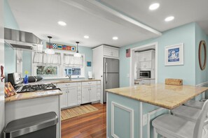 Fridge, microwave, oven, stovetop - Charming Cape Escape Near Buzzards Bay (Wareham)