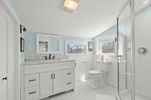 Towels, soap, shampoo, toilet paper - Charming Cape Escape Near Buzzards Bay (Wareham)