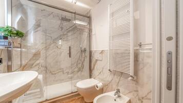 基本雙人房, 城市景 | 浴室