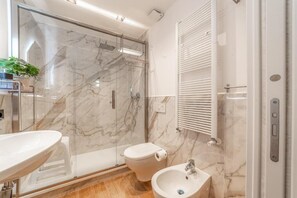 Bathroom - Luxury Vatican Rooms (Rome)