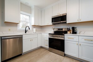 Private kitchen - Spacious ND Home Near Angela Blvd (South Bend)