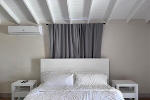 2 bedrooms, iron/ironing board, WiFi, bed sheets - La Porta Della Casa - 2-bedroom Apartment with Pool & Sun Deck (Fitts Village)