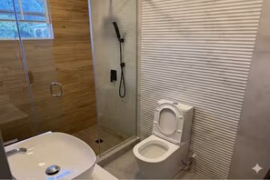 Shower, hair dryer, towels, soap - La Porta Della Casa - 2-bedroom Apartment with Pool & Sun Deck (Fitts Village)