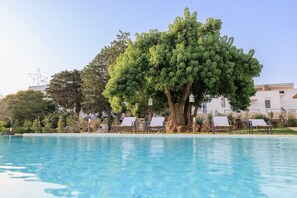 Piscina stagionale all'aperto, lettini