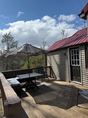 Outdoor dining - Step back in time with our 2-bedroom cottage in charming New Hartford! (New Hartford)