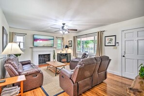 Living area - Awesome 4-bedroom house with AC in charming Durham (Durham)