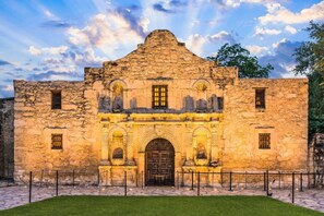 Exterior - Family • Teams• Ministry Retreat • Sleeps 12+ (San Antonio)
