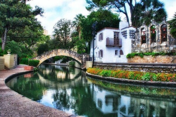 Property grounds - Family • Teams• Ministry Retreat • Sleeps 12+ (San Antonio)