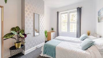 5 bedrooms, free WiFi, bed sheets