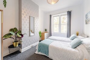 5 bedrooms, free WiFi, bed sheets - Spacious 5 Bed Contractor and Family Home (Redland)