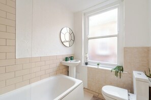 Towels - Spacious 5 Bed Contractor and Family Home (Redland)