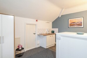 Interior - Spacious 5 Bed Contractor and Family Home (Redland)