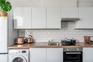 Fridge, microwave, oven, stovetop - Spacious 5 Bed Contractor and Family Home (Redland)