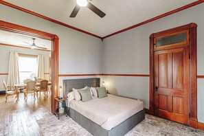3 habitaciones, tabla de planchar con plancha, wifi y ropa de cama