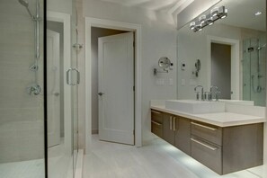 Dusche, Whirlpool, Handtücher, Toilettenpapier