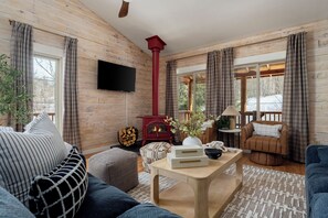 Living area - Heart of Hocking Hills: Pool, Sauna, Hot Tub, Game Room, Kids Climbing Wall (Logan)