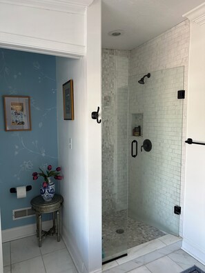 Shower, hair dryer, towels, soap - Marvelous 3-bedroom townhome in vibrant upper Lawrenceville (Pittsburgh)