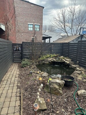 Property grounds - Marvelous 3-bedroom townhome in vibrant upper Lawrenceville (Pittsburgh)