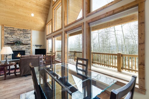 Aspen Grove Retreat: Sweeping Views, Fireplace