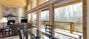Aspen Grove Retreat: Sweeping Views, Fireplace