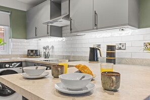 Kühlschrank, Mikrowelle, Ofen, Herdplatte