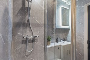 Hair dryer, towels - Premium Studio @ Victoria Court • Stay Angels (Broomhall)
