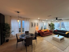 Living area - 3-bedroom house in charming Austin with private outdoor patio area (Austin)