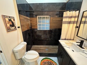 Bathroom - 3-bedroom house in charming Austin with private outdoor patio area (Austin)