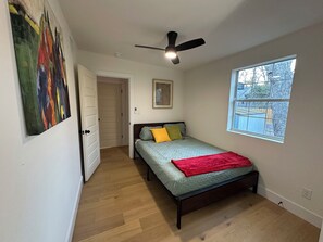 Room - 3-bedroom house in charming Austin with private outdoor patio area (Austin)