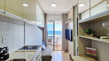 Apartamento standard | Cozinha privada | Geladeira, micro-ondas, cooktop, liquidificador
