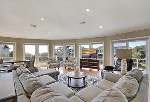Smart TV, DVD player, books - 7BR IOP Luxury - Porches, Pool, Spa and Ocean Views (Isle of Palms)
