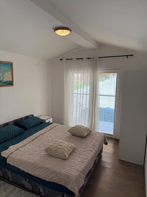 3 bedrooms, iron/ironing board, Internet, bed sheets - Cozy 3-Bedroom Apartment with Great View Near City Center (Kotor)