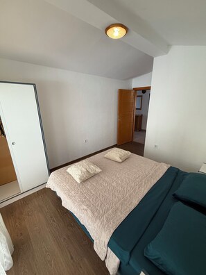 3 bedrooms, iron/ironing board, Internet, bed sheets - Cozy 3-Bedroom Apartment with Great View Near City Center (Kotor)