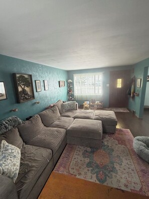 Living area - Inviting & Cozy 2 Bedroom Home in Pittsburgh (Pittsburgh)