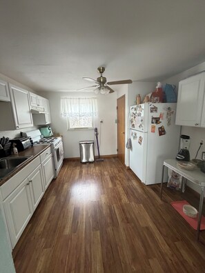 Microwave, oven, stovetop, dishwasher - Inviting & Cozy 2 Bedroom Home in Pittsburgh (Pittsburgh)