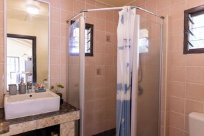 Handtücher, Seife, Toilettenpapier