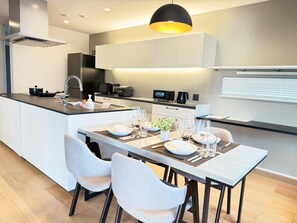 Fridge, microwave, dishwasher, cookware/dishes/utensils
