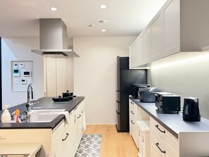 Private kitchen - Akikawa Toshima 1 | 20 mins to Airport | Steel-Frame 3BR | Up to 6 Guests (Kumamoto)