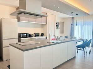 Fridge, microwave, dishwasher, cookware/dishes/utensils