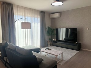 Living area - Akikawa Toshima 2 | 20 mins to Airport | Steel-Frame 4BR | Up to 7 Guests (熊本市)