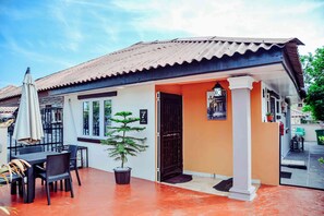Outdoor dining - Affordable Luxury in Jabi, Abuja, Close to Centre, ambiance of a Hotel in a Home (Abuja)