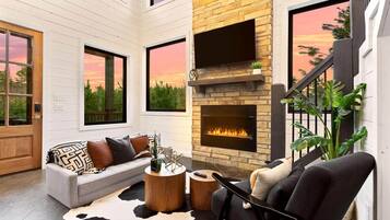TV, fireplace