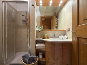 Shower, hair dryer, towels, shampoo - Casa Verocai · Garden and garage (Cortina d'Ampezzo)