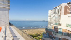 Un immeuble de grande hauteur offrant une vue sur la plage et l’océan.