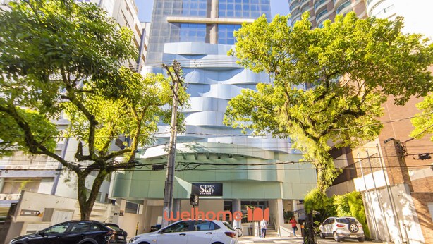 Un hôtel moderne doté d’une architecture originale, caractérisé par une façade incurvée et une entrée imposante.